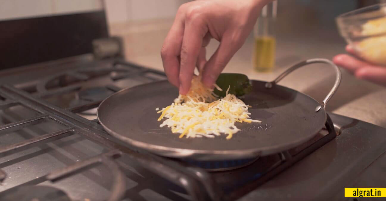 Taco-de-chile-relleno-envuelto-en-queso-al-gratin